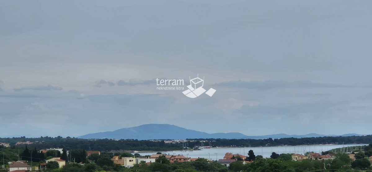 Istria, Promontorio, proprietà di 2600 m2, due case per un totale di 470 m2, 9 appartamenti, vista mare, #vendita
