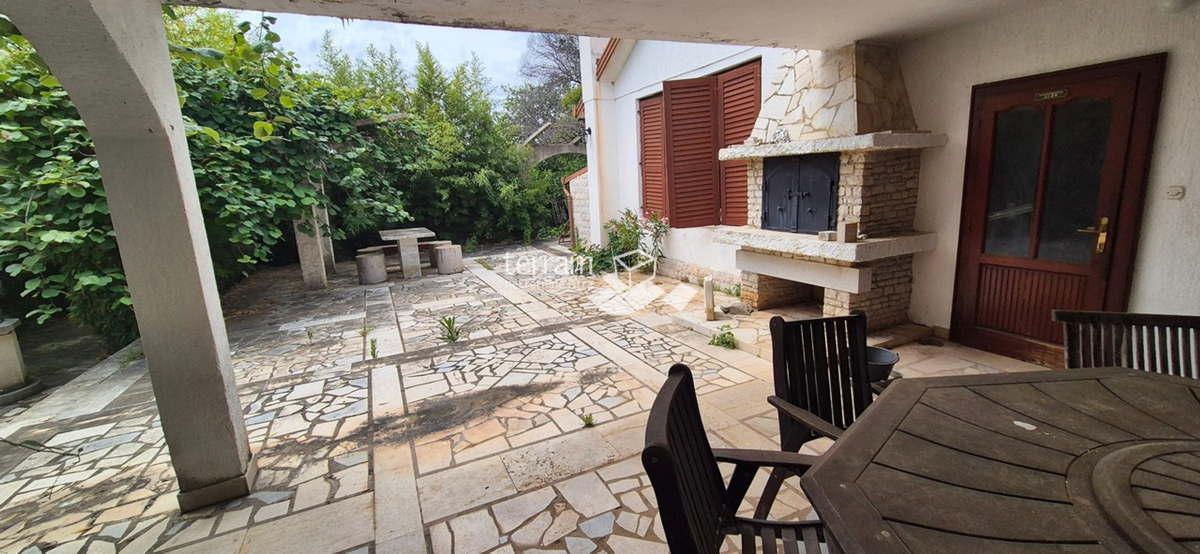 Istria, Promontorio, proprietà di 2600 m2, due case per un totale di 470 m2, 9 appartamenti, vista mare, #vendita