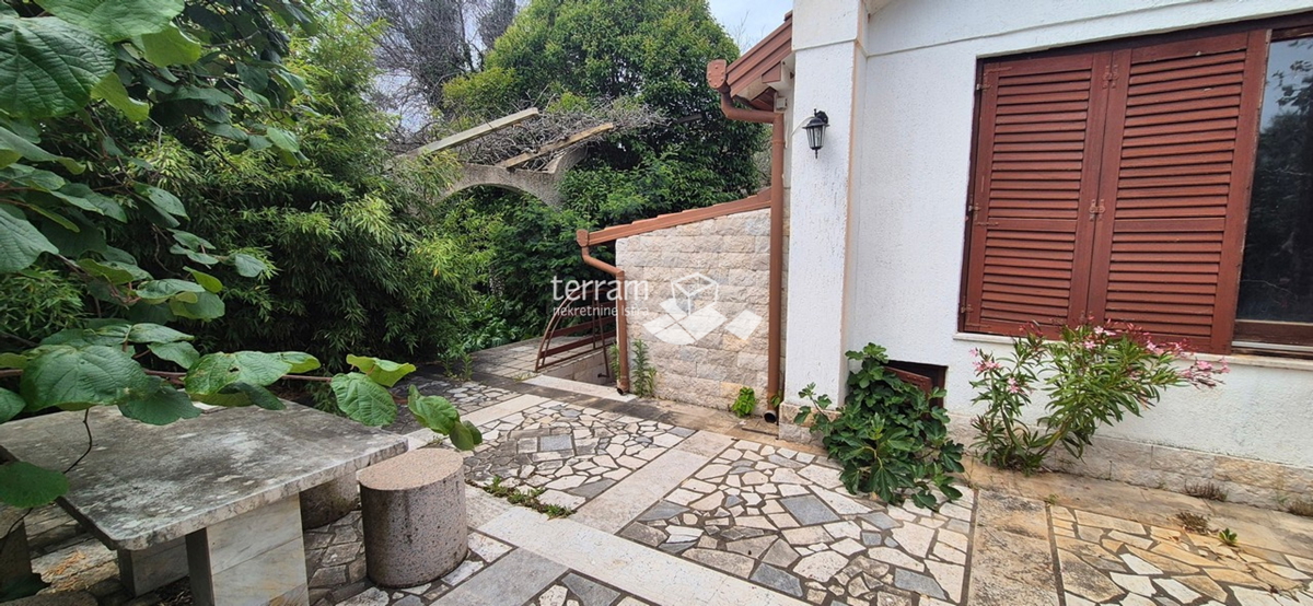 Istria, Promontorio, proprietà di 2600 m2, due case per un totale di 470 m2, 9 appartamenti, vista mare, #vendita