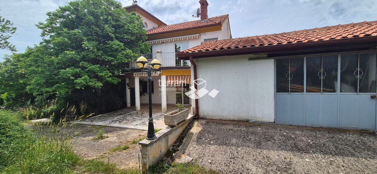 Istria, Promontorio, proprietà di 2600 m2, due case per un totale di 470 m2, 9 appartamenti, vista mare, #vendita