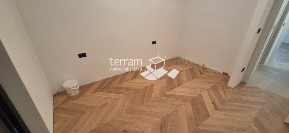 Istra, Pula, Valdebek, piano terra 71,76m2, 2 camere da letto + soggiorno, giardino 100m2, ripostiglio, parcheggio, NUOVO, #vendita