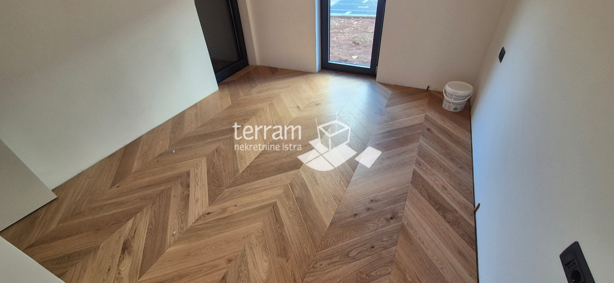 Istra, Pula, Valdebek, piano terra 71,76m2, 2 camere da letto + soggiorno, giardino 100m2, ripostiglio, parcheggio, NUOVO, #vendita