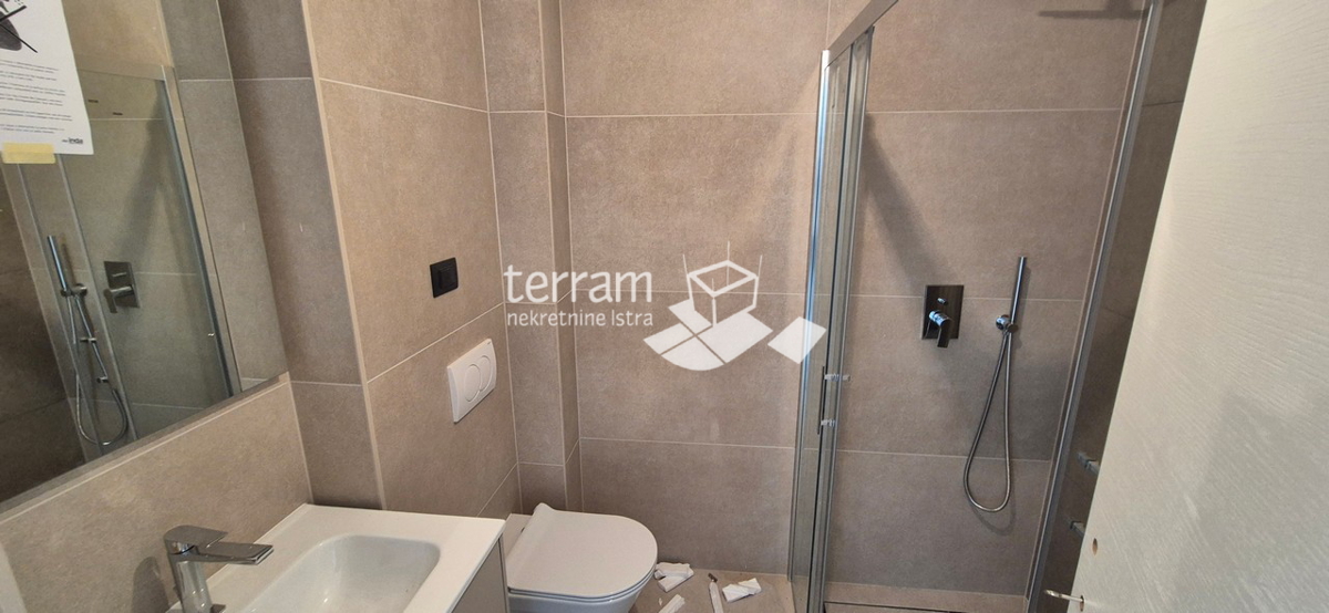 Istra, Pula, Valdebek, piano terra 71,76m2, 2 camere da letto + soggiorno, giardino 100m2, ripostiglio, parcheggio, NUOVO, #vendita