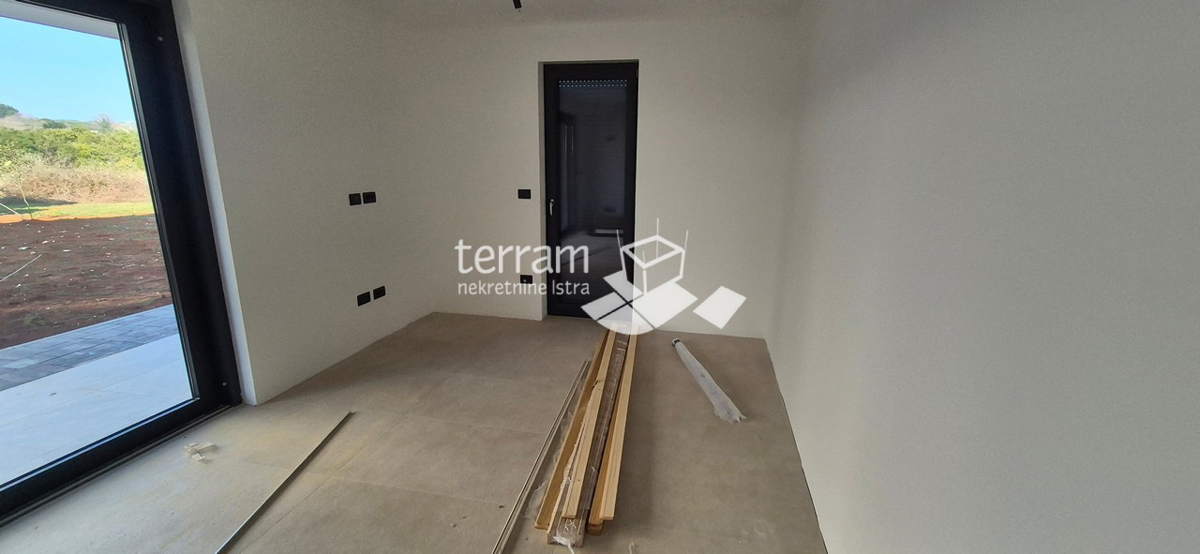 Istra, Pula, Valdebek, piano terra 71,76m2, 2 camere da letto + soggiorno, giardino 100m2, ripostiglio, parcheggio, NUOVO, #vendita