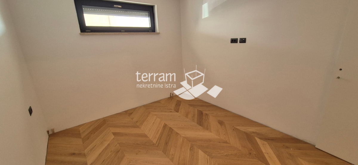 Istra, Pula, Valdebek, piano terra 71,76m2, 2 camere da letto + soggiorno, giardino 100m2, ripostiglio, parcheggio, NUOVO, #vendita