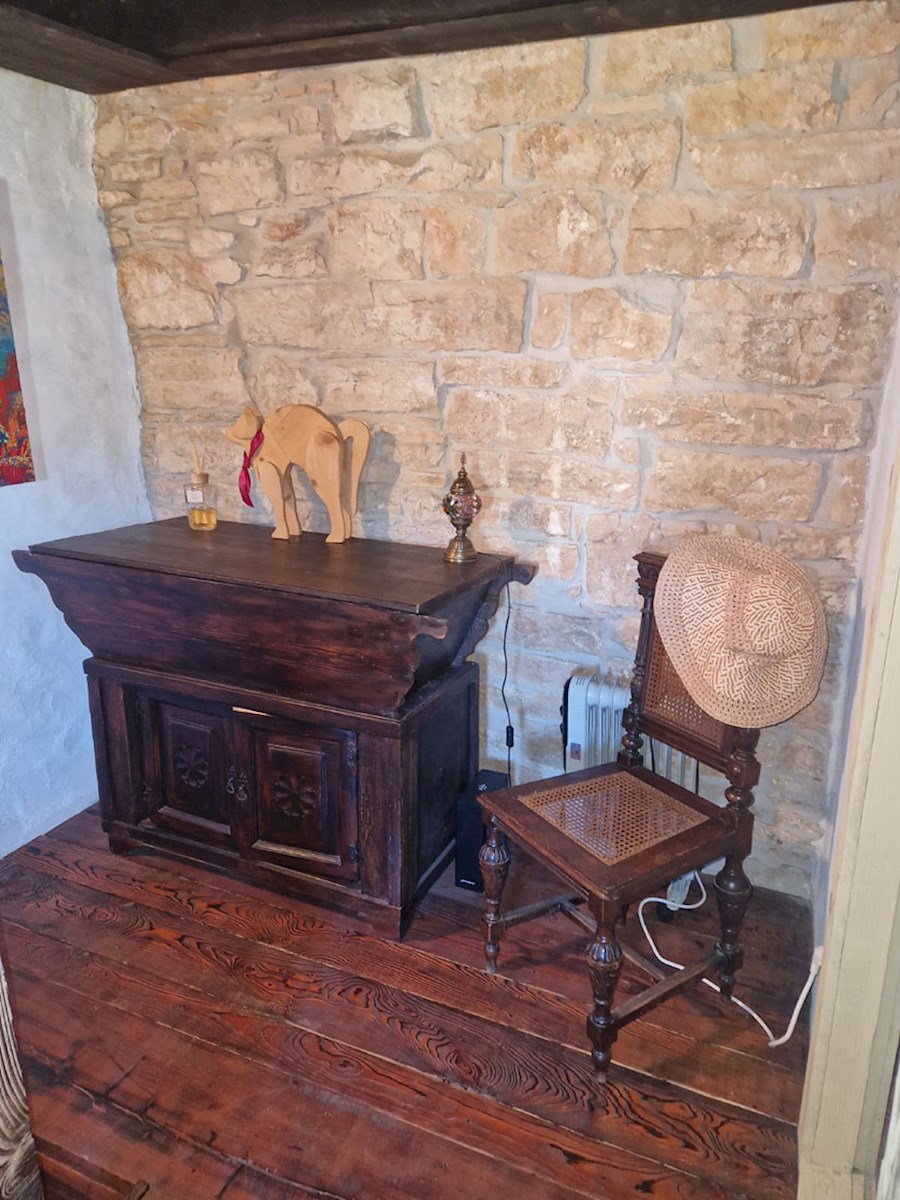 In vendita una casa in pietra istriana ristrutturata e arredata di 37 m² a Sveti Petar u Šumi (KO-123).