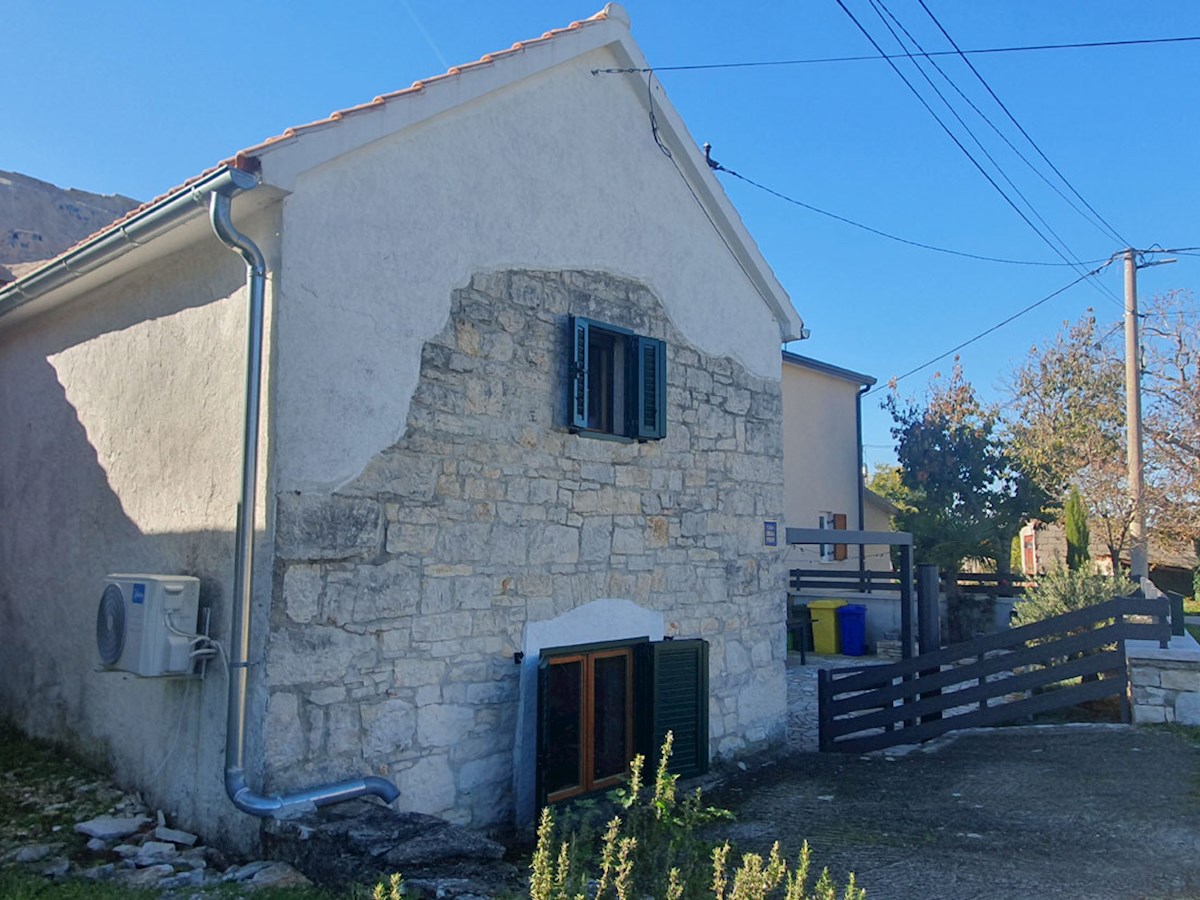 In vendita una casa in pietra istriana ristrutturata e arredata di 37 m² a Sveti Petar u Šumi (KO-123).