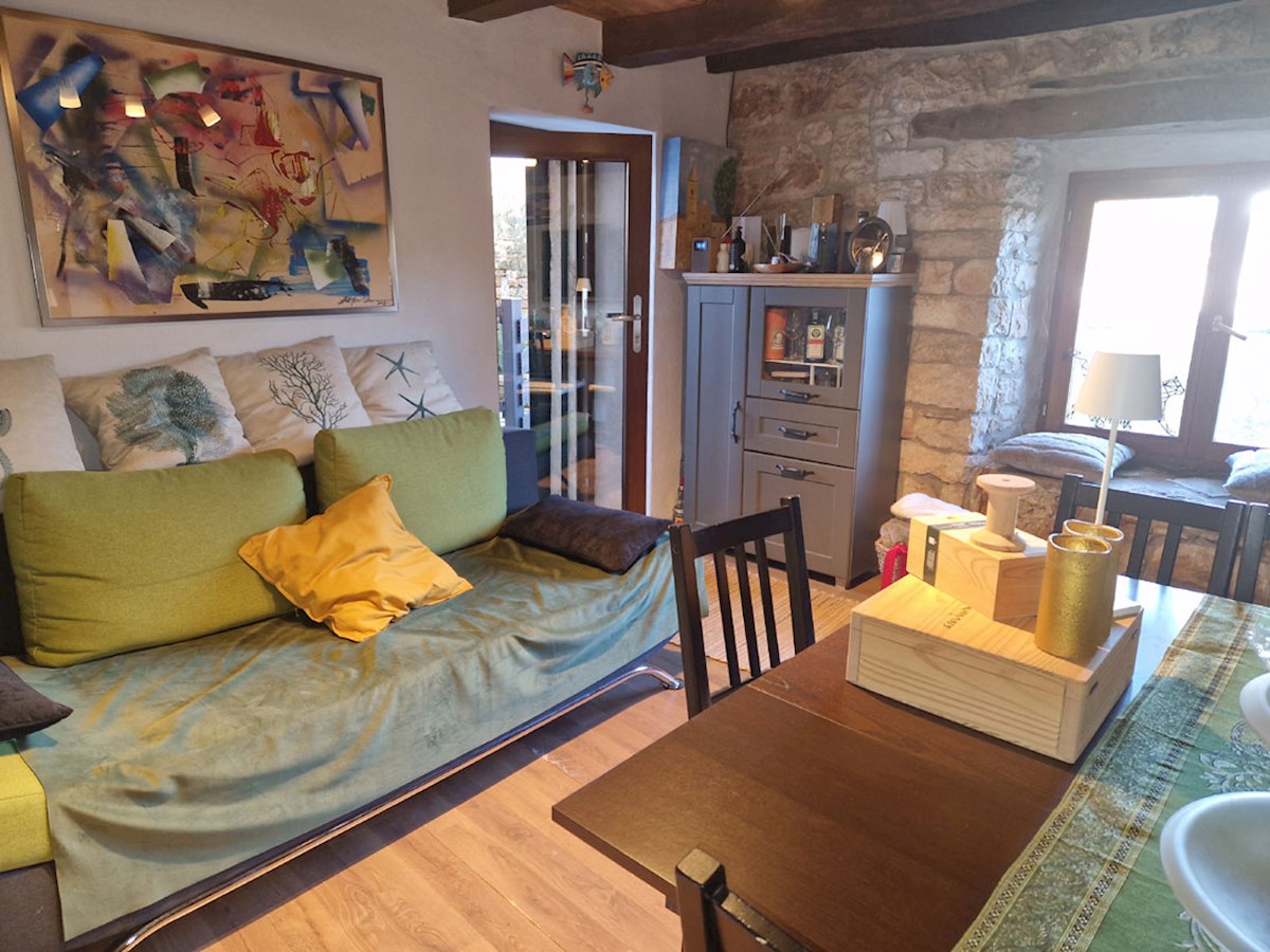In vendita una casa in pietra istriana ristrutturata e arredata di 37 m² a Sveti Petar u Šumi (KO-123).