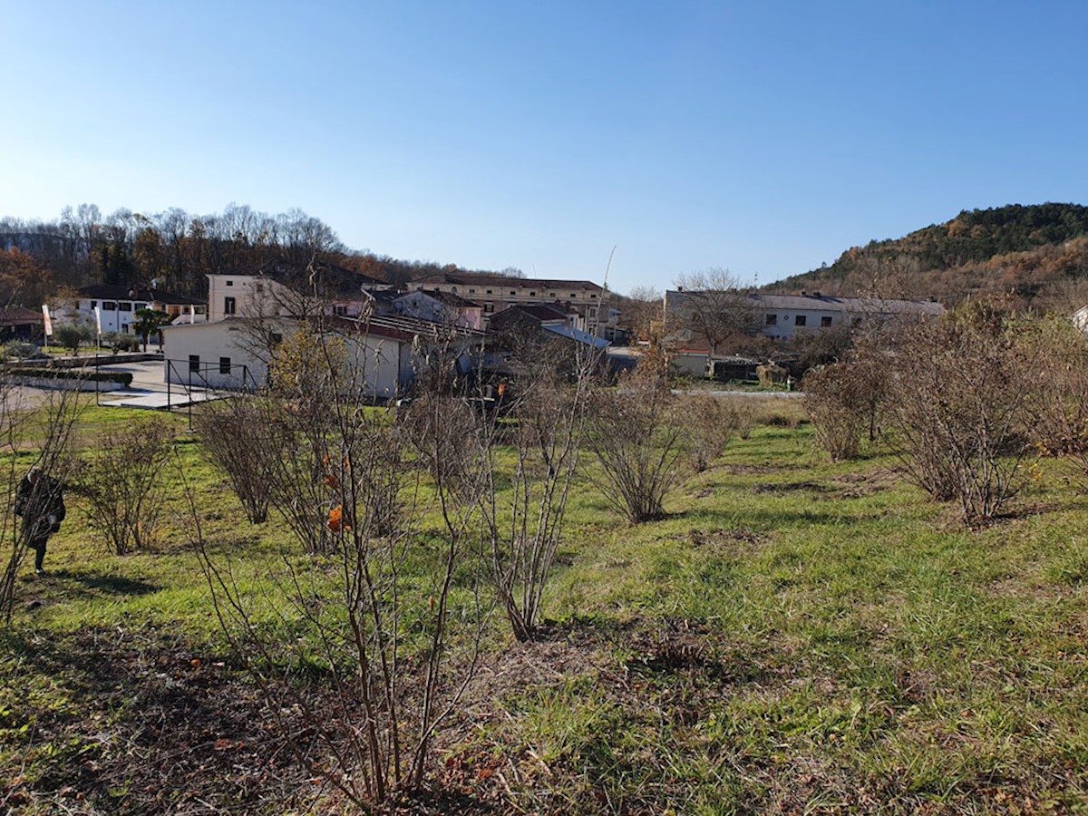 Z-571, Livade, terreno edificabile con vista su Montona