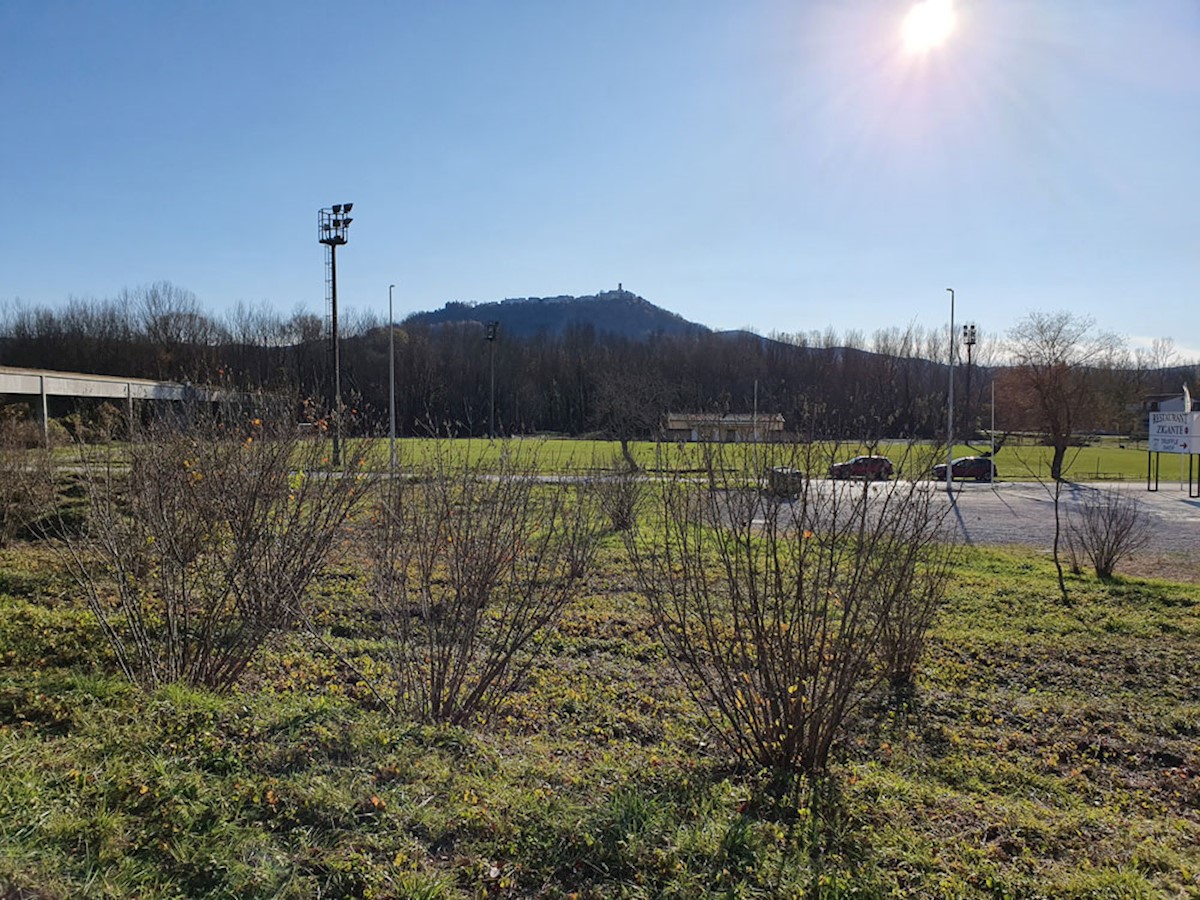 Z-571, Livade, terreno edificabile con vista su Montona