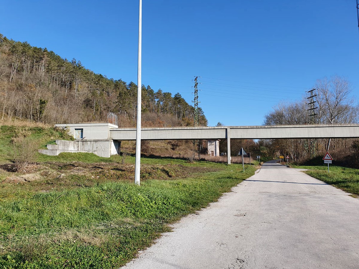 Z-571, Livade, terreno edificabile con vista su Montona