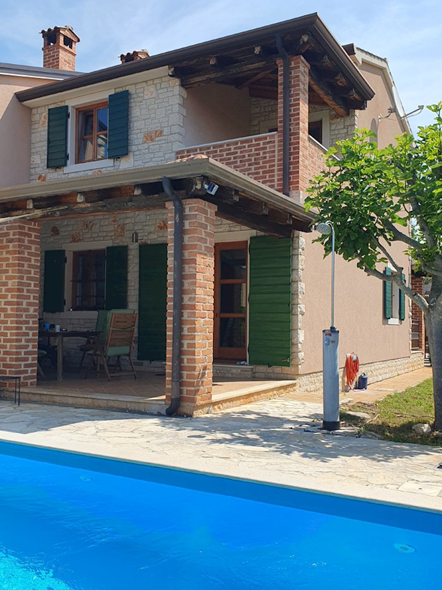 KOP-742, VABRIGA, casa parzialmente in pietra con piscina in una zona tranquilla a 1 km dal mare