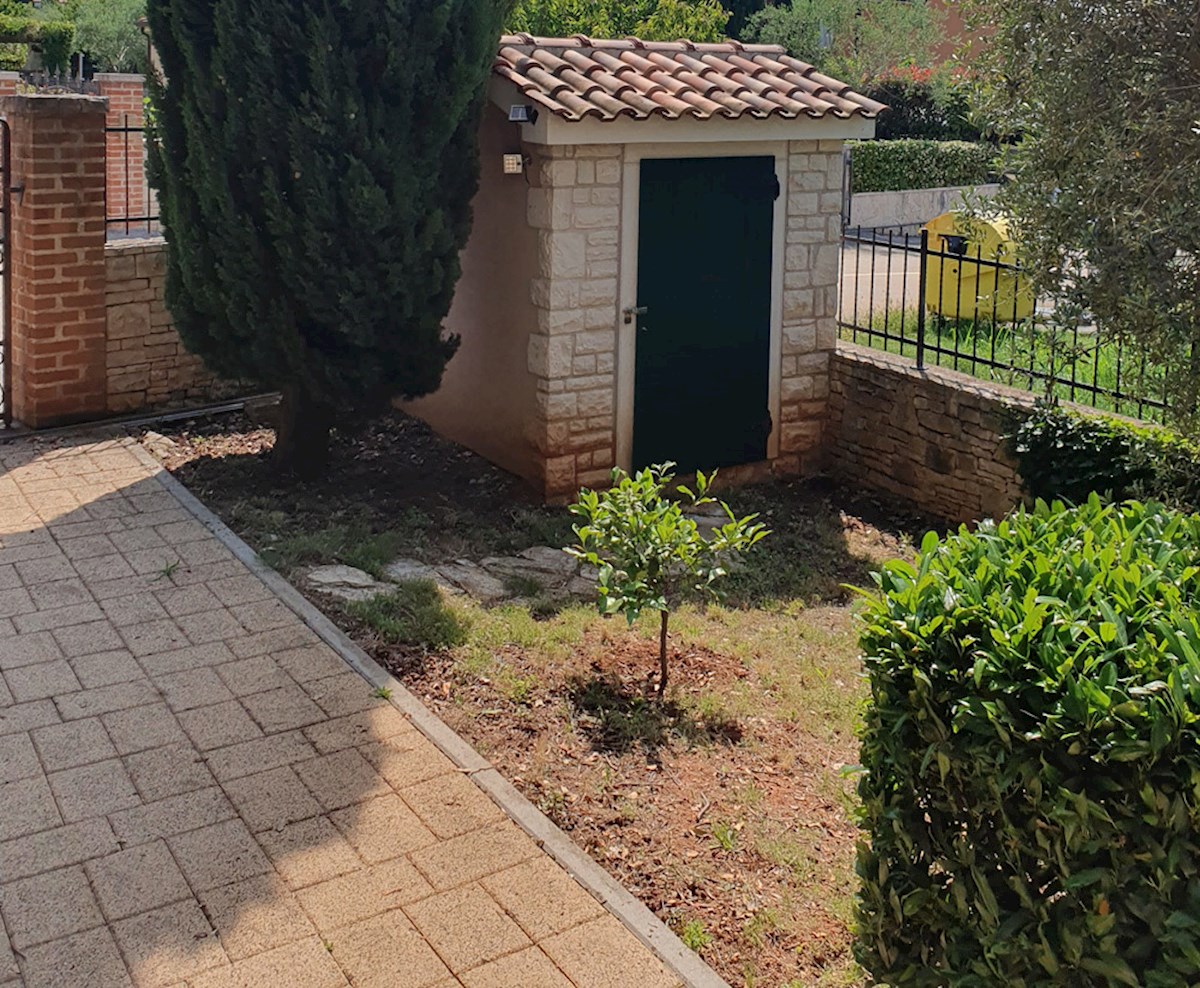 KOP-742, VABRIGA, casa parzialmente in pietra con piscina in una zona tranquilla a 1 km dal mare