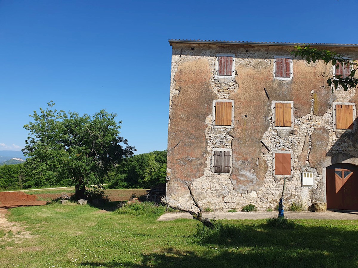 KOP-740, VIŽINADA, proprietà con casa di 180 m² e terreno di 35.380 m², con vista su Motovun