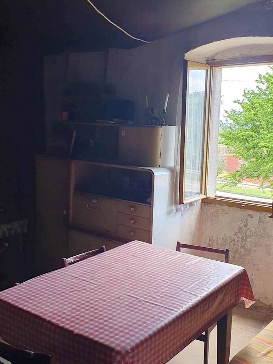 KOP-740, VIŽINADA, proprietà con casa di 180 m² e terreno di 35.380 m², con vista su Motovun