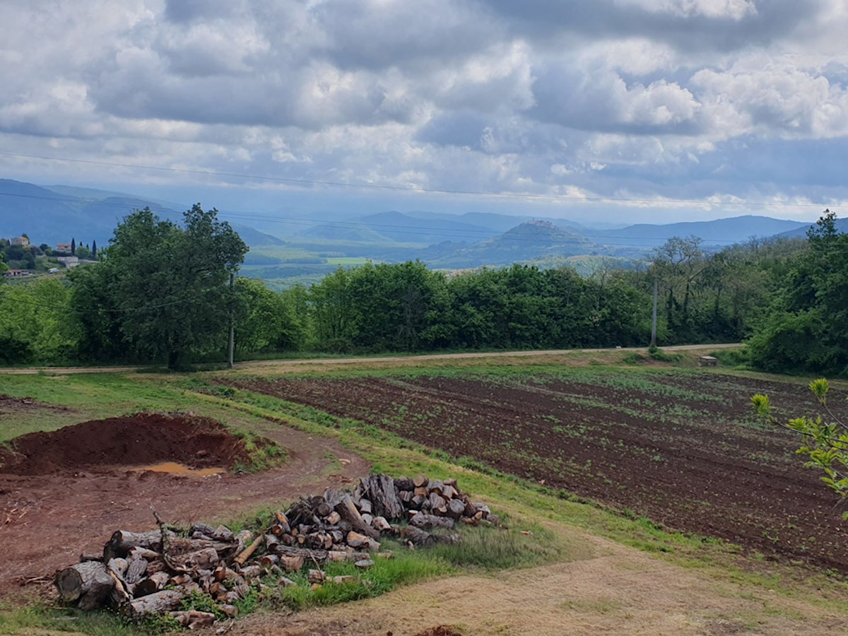 KOP-740, VIŽINADA, proprietà con casa di 180 m² e terreno di 35.380 m², con vista su Motovun