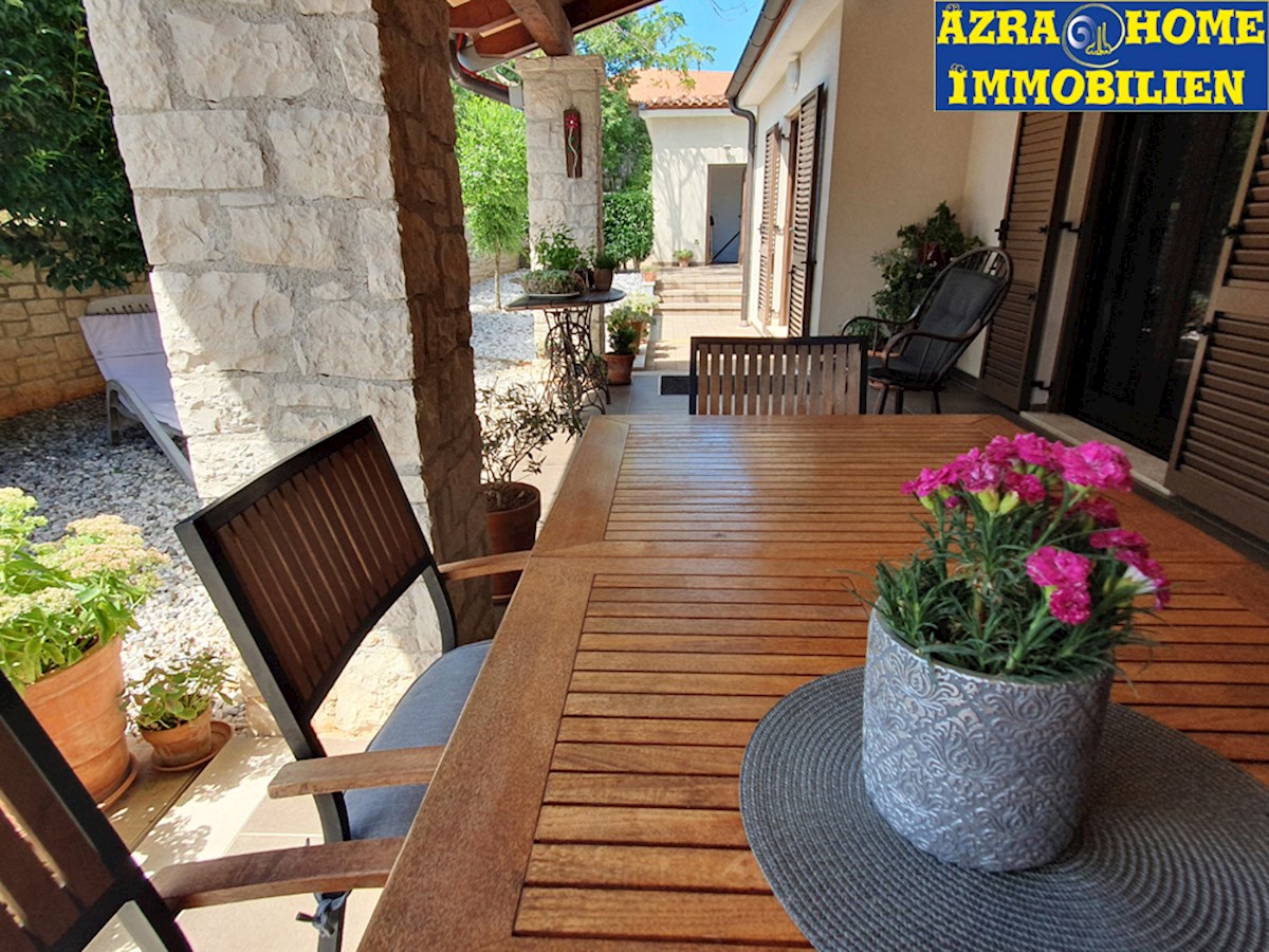 KOP-592, Nei dintorni di Višnjan (5 km), a 9 km da Parenzo e dal mare – casa confortevole di 203 m², in posizione tranquilla, con piscina di 24 m² e casetta da giardino