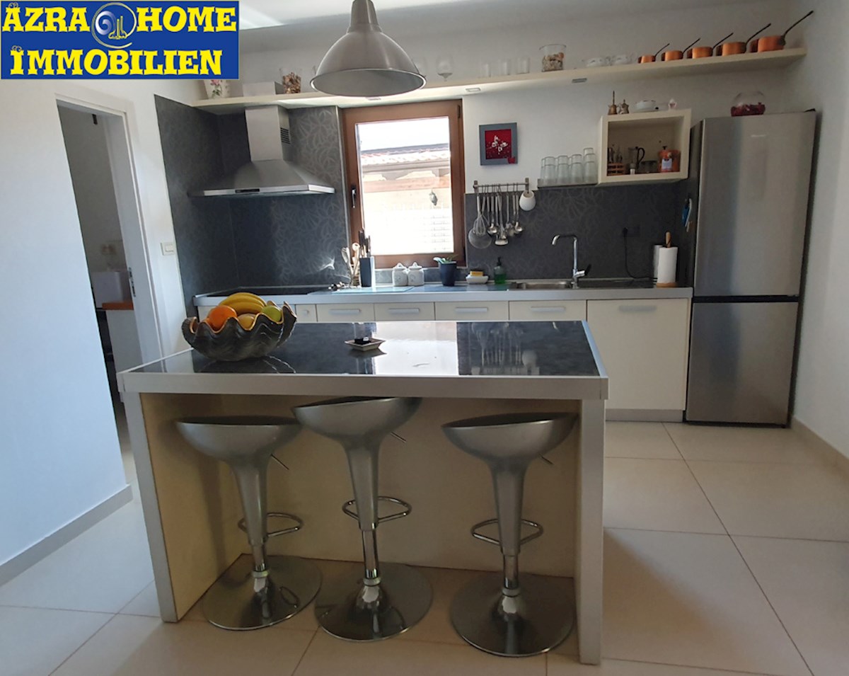 KOP-592, Nei dintorni di Višnjan (5 km), a 9 km da Parenzo e dal mare – casa confortevole di 203 m², in posizione tranquilla, con piscina di 24 m² e casetta da giardino