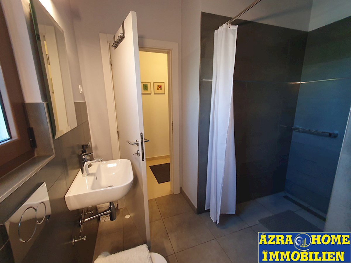 KOP-592, Nei dintorni di Višnjan (5 km), a 9 km da Parenzo e dal mare – casa confortevole di 203 m², in posizione tranquilla, con piscina di 24 m² e casetta da giardino