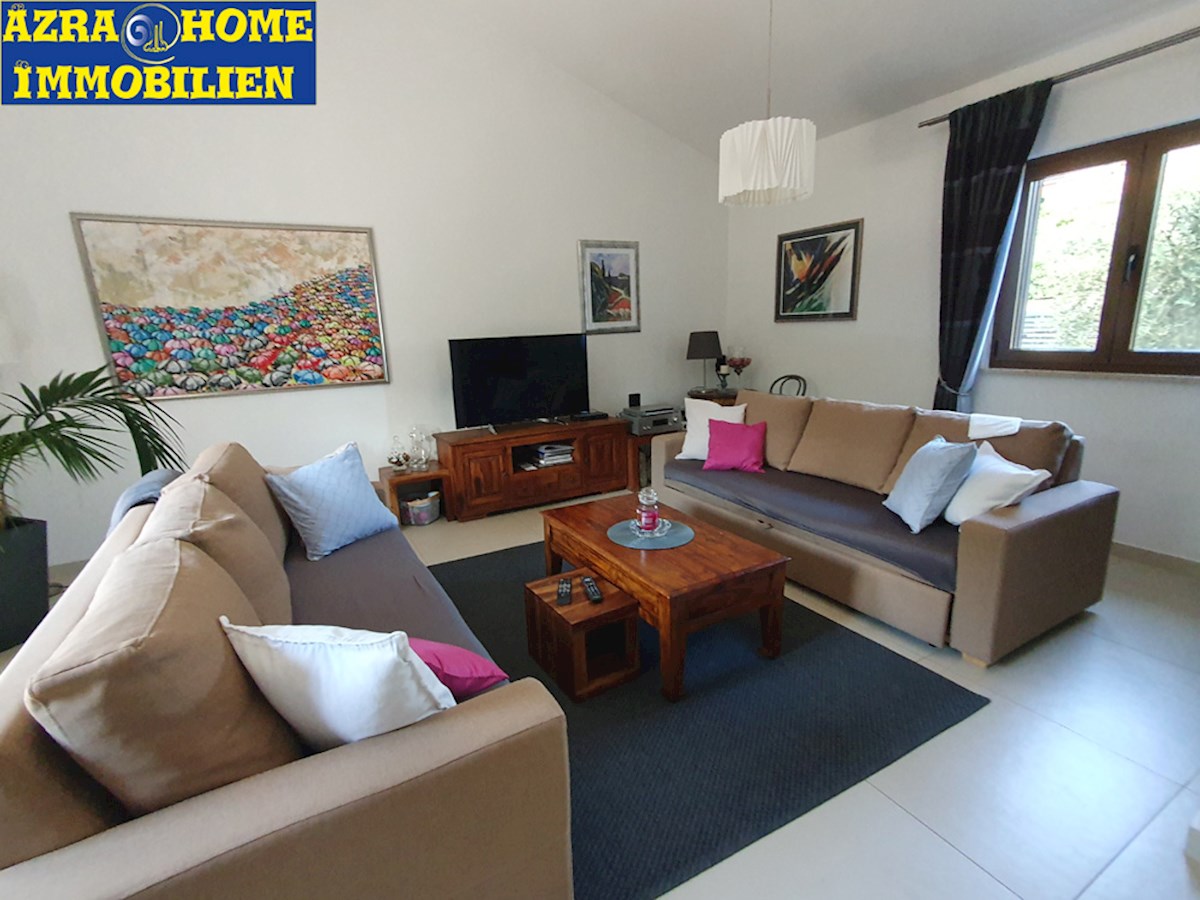 KOP-592, Nei dintorni di Višnjan (5 km), a 9 km da Parenzo e dal mare – casa confortevole di 203 m², in posizione tranquilla, con piscina di 24 m² e casetta da giardino