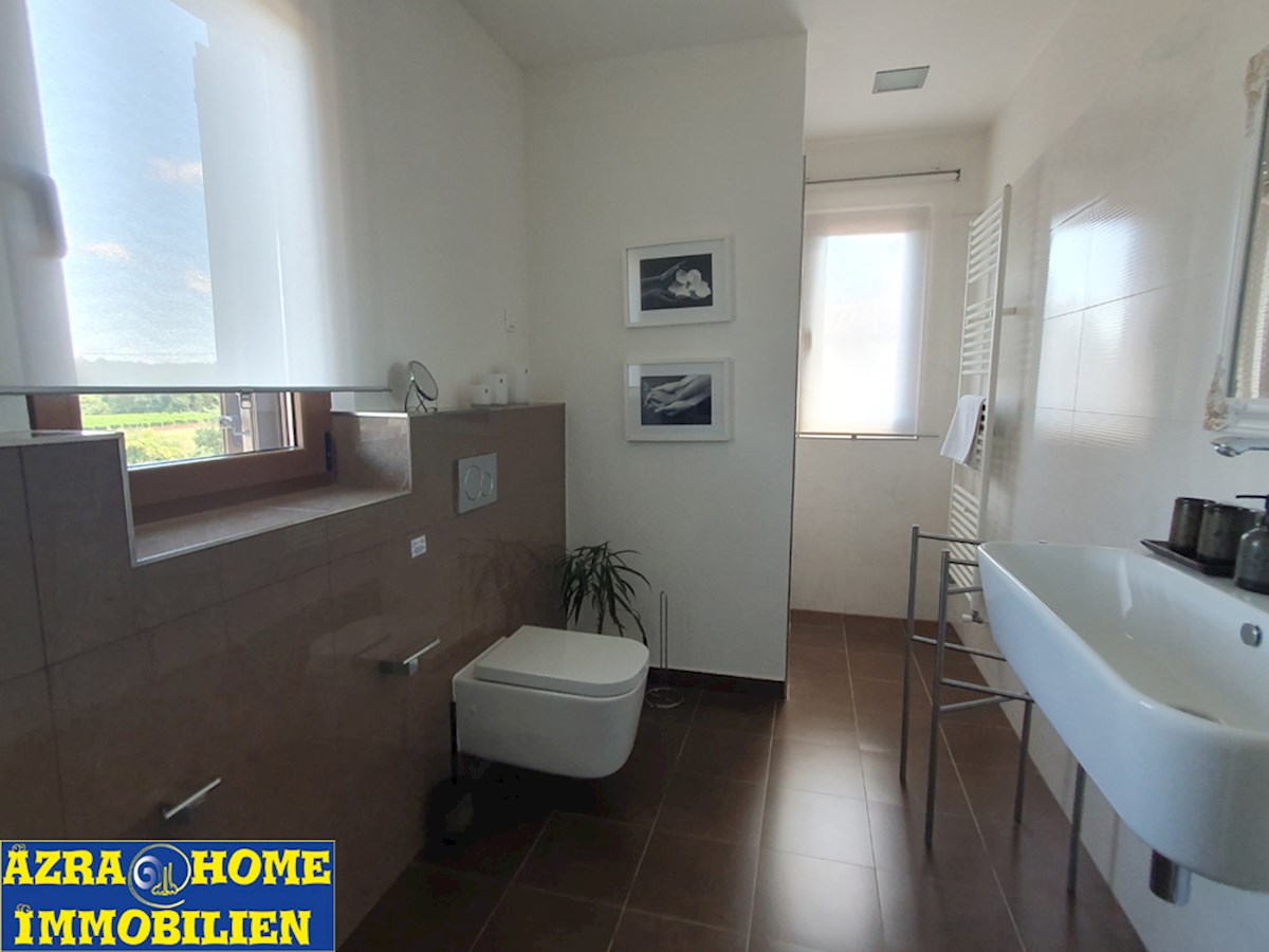 KOP-592, Nei dintorni di Višnjan (5 km), a 9 km da Parenzo e dal mare – casa confortevole di 203 m², in posizione tranquilla, con piscina di 24 m² e casetta da giardino