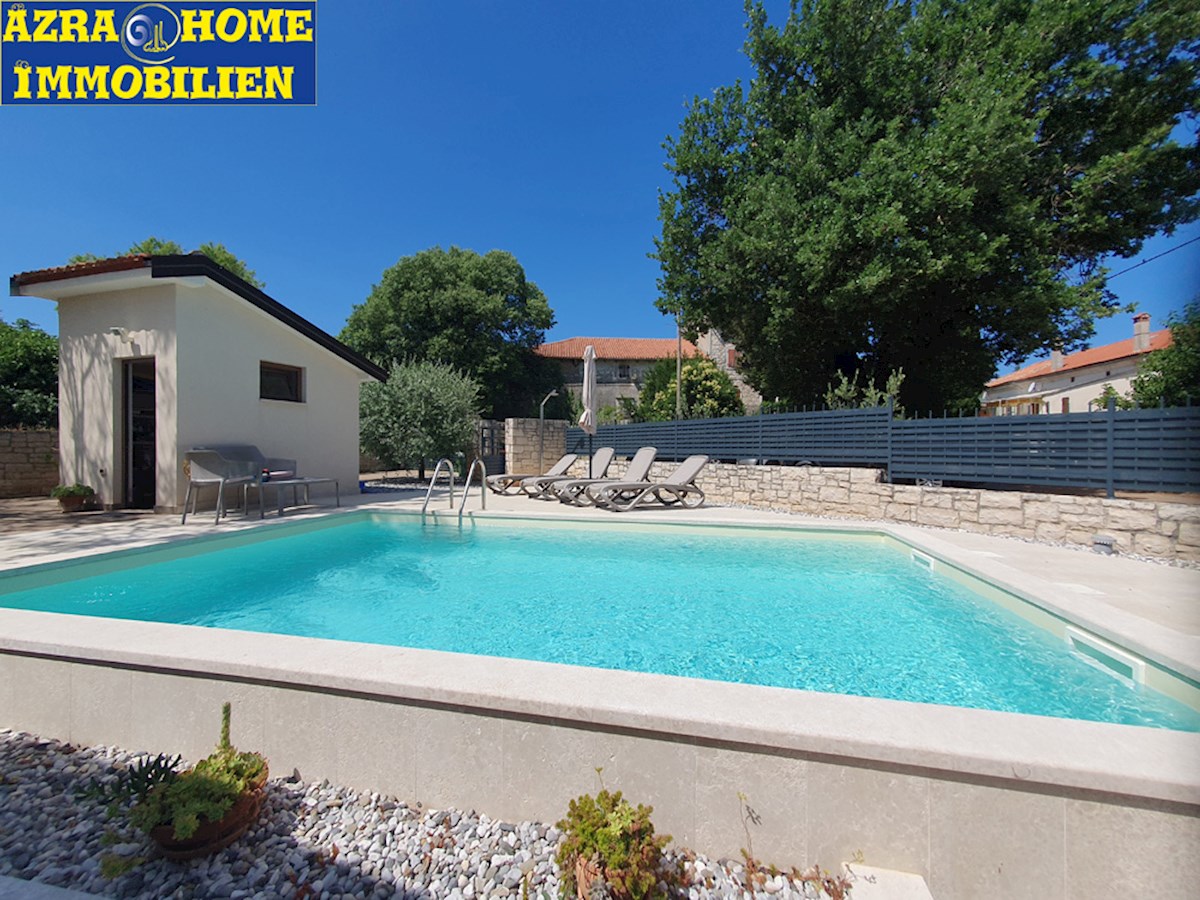 KOP-592, Nei dintorni di Višnjan (5 km), a 9 km da Parenzo e dal mare – casa confortevole di 203 m², in posizione tranquilla, con piscina di 24 m² e casetta da giardino