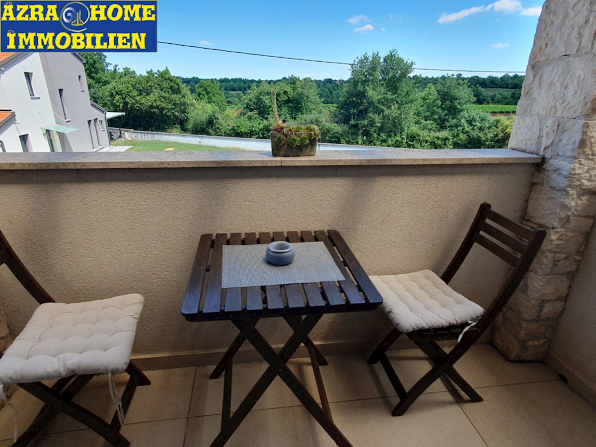 KOP-592, Nei dintorni di Višnjan (5 km), a 9 km da Parenzo e dal mare – casa confortevole di 203 m², in posizione tranquilla, con piscina di 24 m² e casetta da giardino