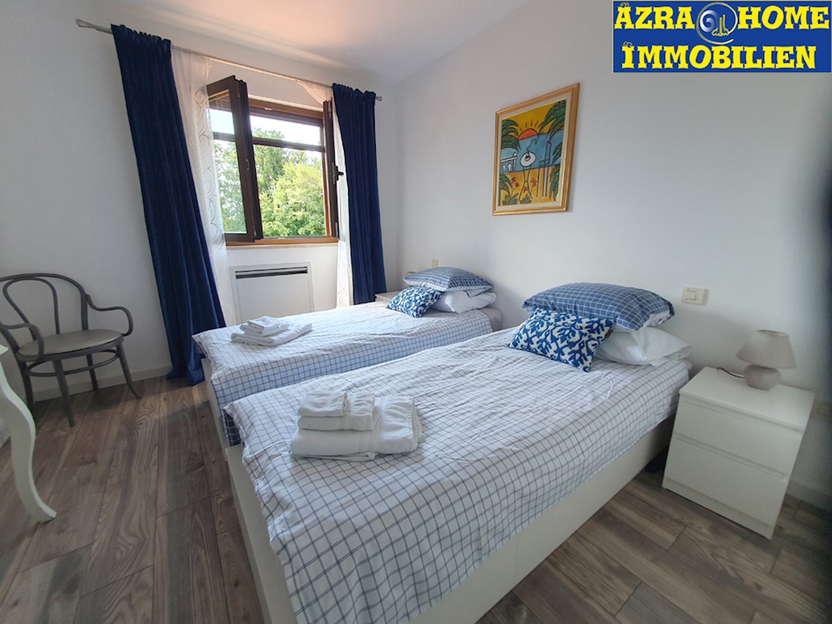 KOP-592, Nei dintorni di Višnjan (5 km), a 9 km da Parenzo e dal mare – casa confortevole di 203 m², in posizione tranquilla, con piscina di 24 m² e casetta da giardino