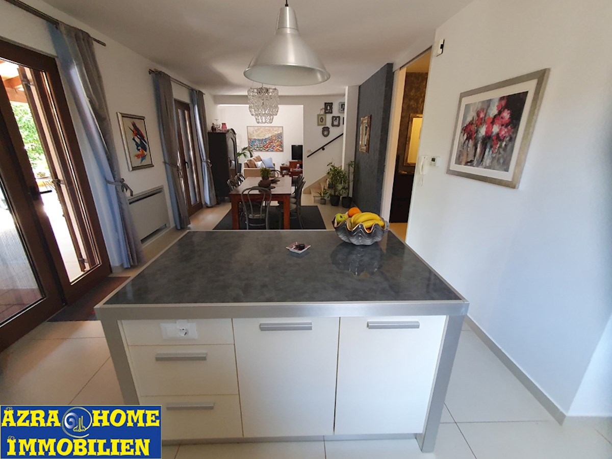 KOP-592, Nei dintorni di Višnjan (5 km), a 9 km da Parenzo e dal mare – casa confortevole di 203 m², in posizione tranquilla, con piscina di 24 m² e casetta da giardino