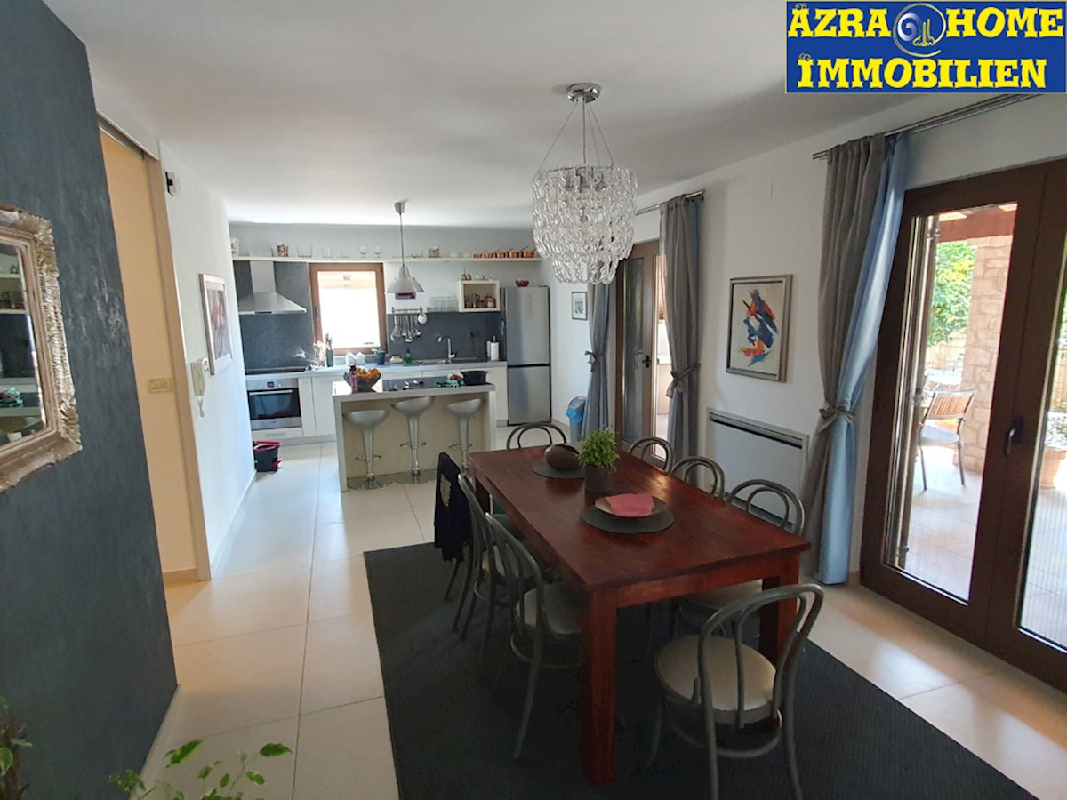 KOP-592, Nei dintorni di Višnjan (5 km), a 9 km da Parenzo e dal mare – casa confortevole di 203 m², in posizione tranquilla, con piscina di 24 m² e casetta da giardino