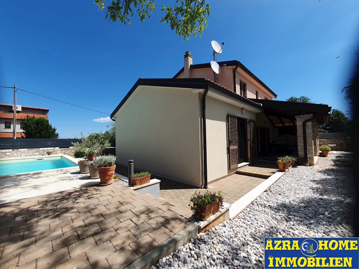 KOP-592, Nei dintorni di Višnjan (5 km), a 9 km da Parenzo e dal mare – casa confortevole di 203 m², in posizione tranquilla, con piscina di 24 m² e casetta da giardino