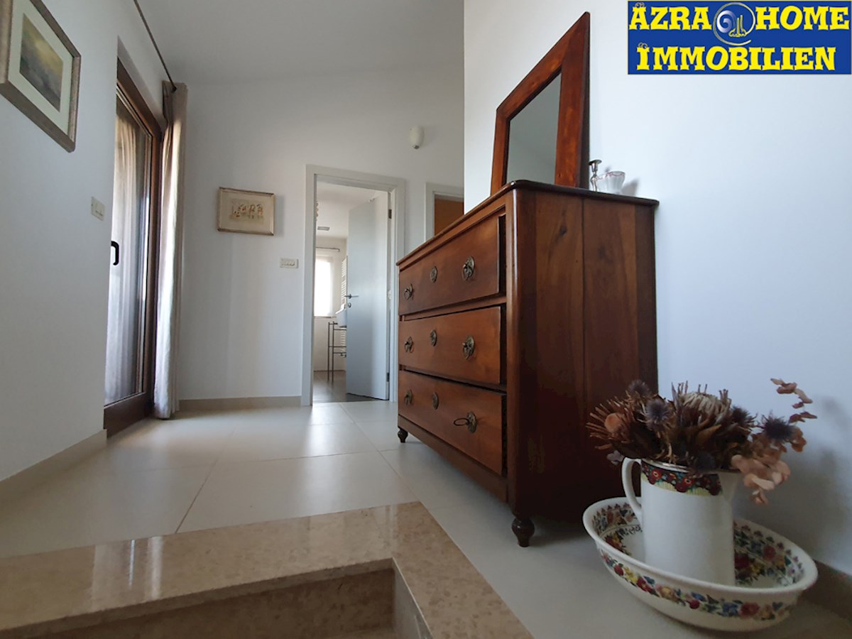 KOP-592, Nei dintorni di Višnjan (5 km), a 9 km da Parenzo e dal mare – casa confortevole di 203 m², in posizione tranquilla, con piscina di 24 m² e casetta da giardino