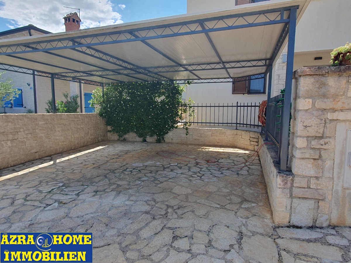 KOP-592, Nei dintorni di Višnjan (5 km), a 9 km da Parenzo e dal mare – casa confortevole di 203 m², in posizione tranquilla, con piscina di 24 m² e casetta da giardino