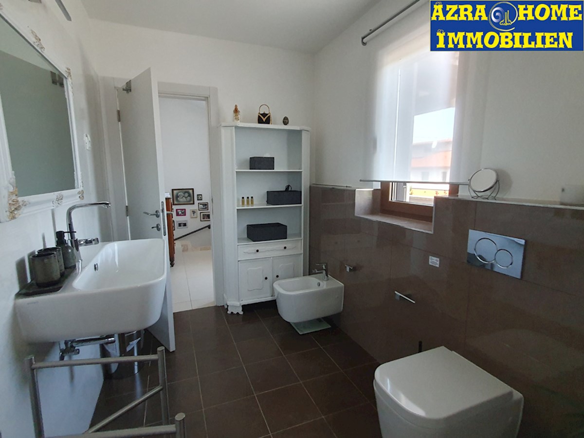 KOP-592, Nei dintorni di Višnjan (5 km), a 9 km da Parenzo e dal mare – casa confortevole di 203 m², in posizione tranquilla, con piscina di 24 m² e casetta da giardino