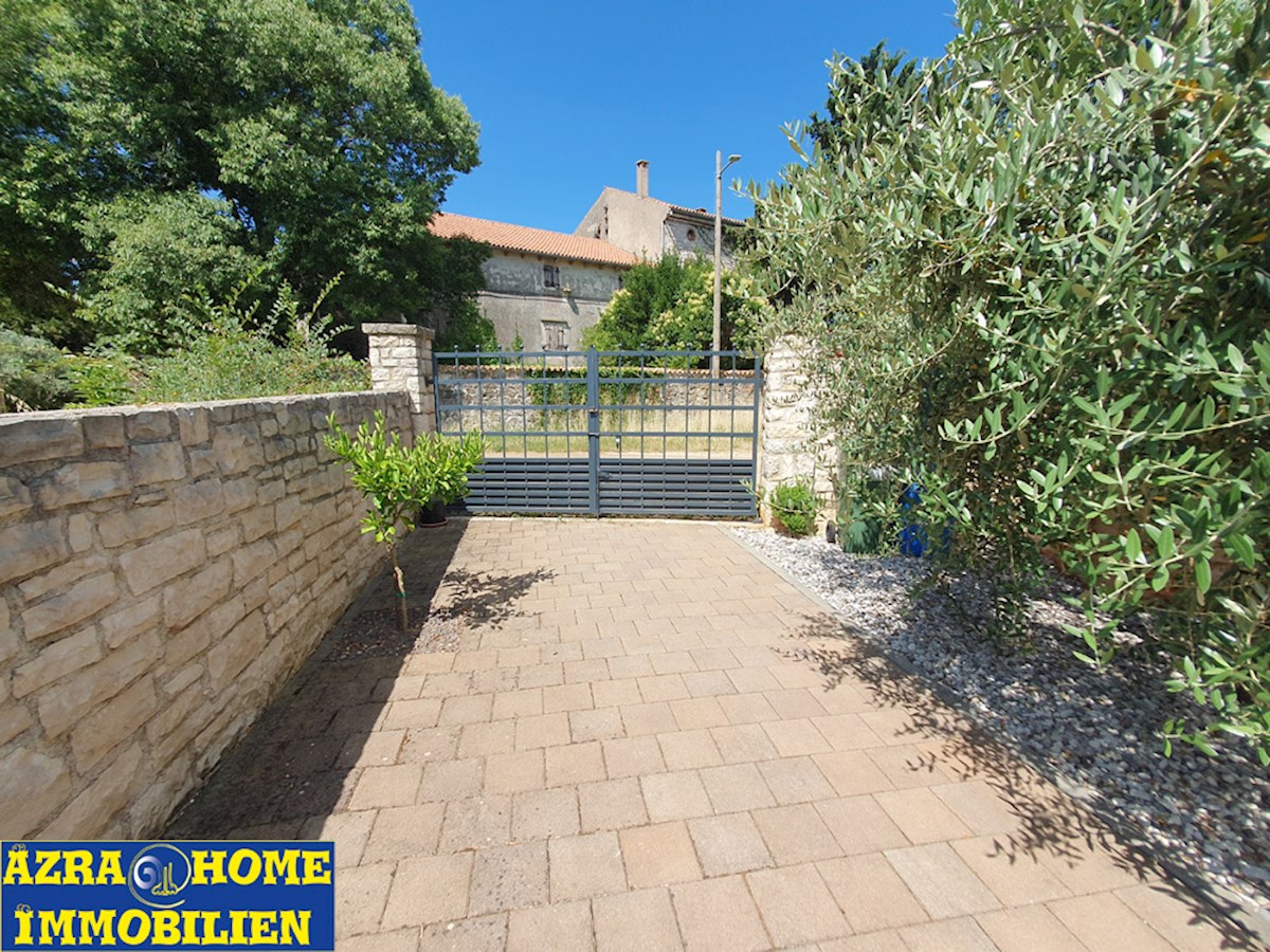 KOP-592, Nei dintorni di Višnjan (5 km), a 9 km da Parenzo e dal mare – casa confortevole di 203 m², in posizione tranquilla, con piscina di 24 m² e casetta da giardino