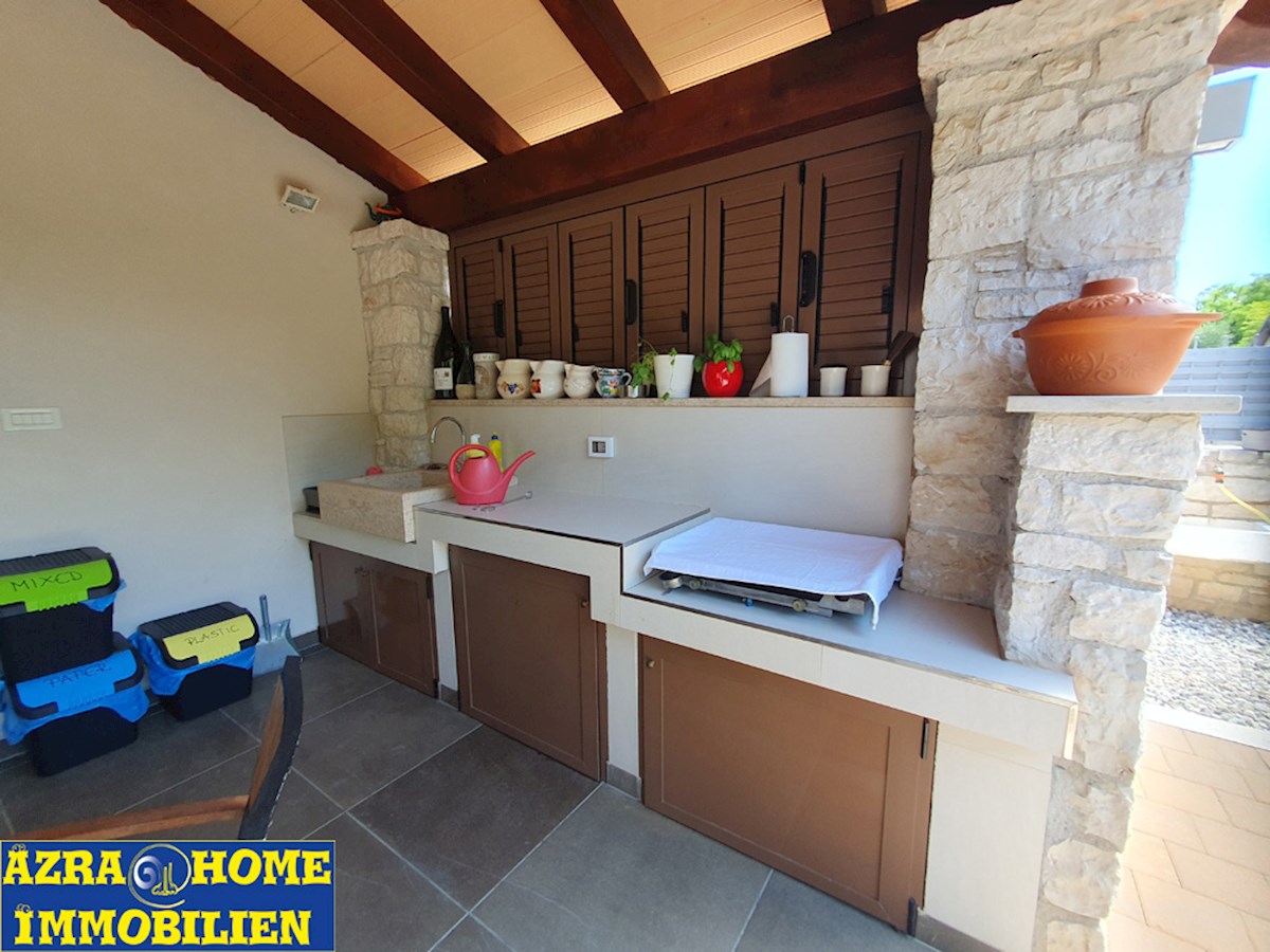 KOP-592, Nei dintorni di Višnjan (5 km), a 9 km da Parenzo e dal mare – casa confortevole di 203 m², in posizione tranquilla, con piscina di 24 m² e casetta da giardino