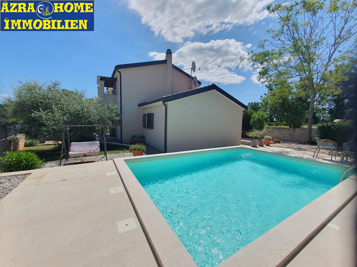 KOP-592, Nei dintorni di Višnjan (5 km), a 9 km da Parenzo e dal mare – casa confortevole di 203 m², in posizione tranquilla, con piscina di 24 m² e casetta da giardino
