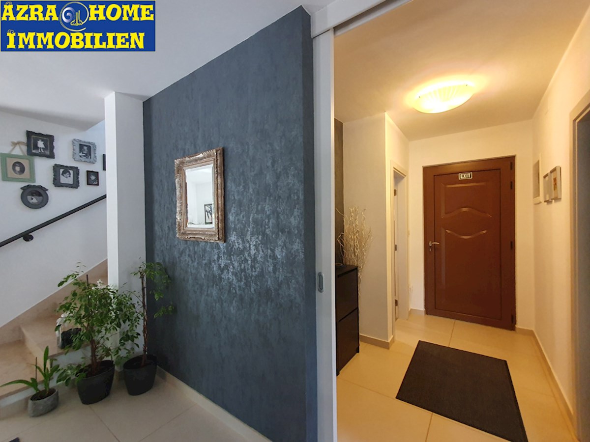 KOP-592, Nei dintorni di Višnjan (5 km), a 9 km da Parenzo e dal mare – casa confortevole di 203 m², in posizione tranquilla, con piscina di 24 m² e casetta da giardino