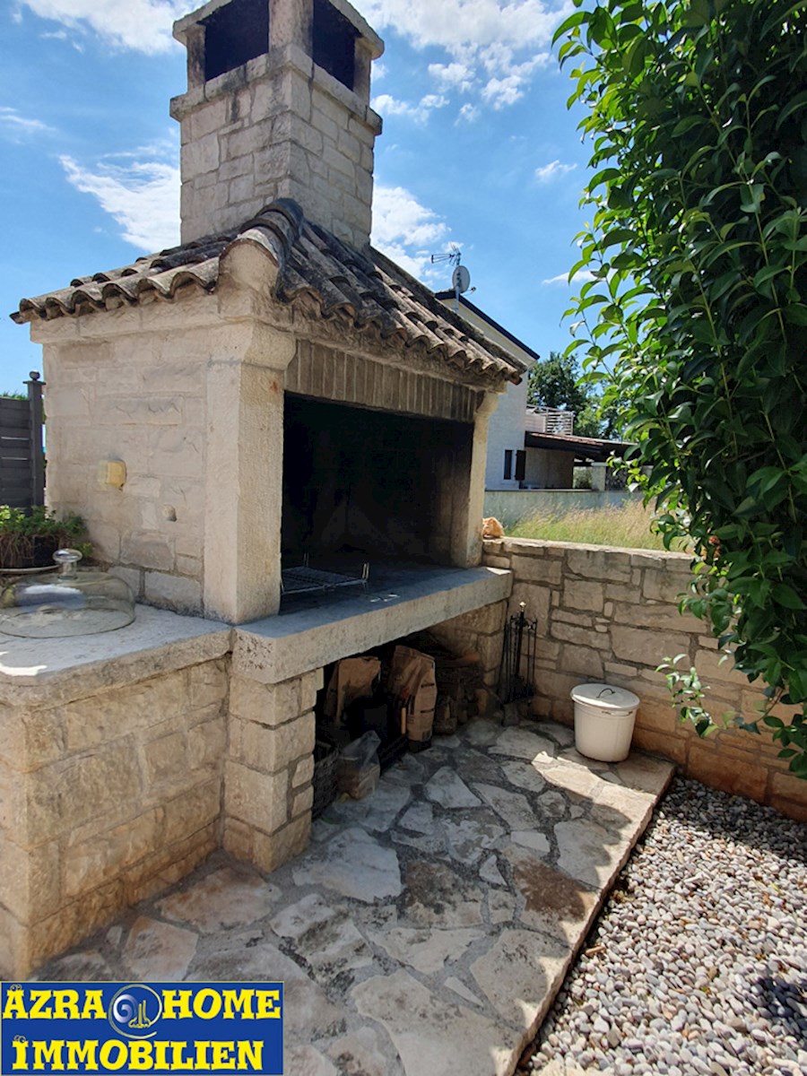 KOP-592, Nei dintorni di Višnjan (5 km), a 9 km da Parenzo e dal mare – casa confortevole di 203 m², in posizione tranquilla, con piscina di 24 m² e casetta da giardino