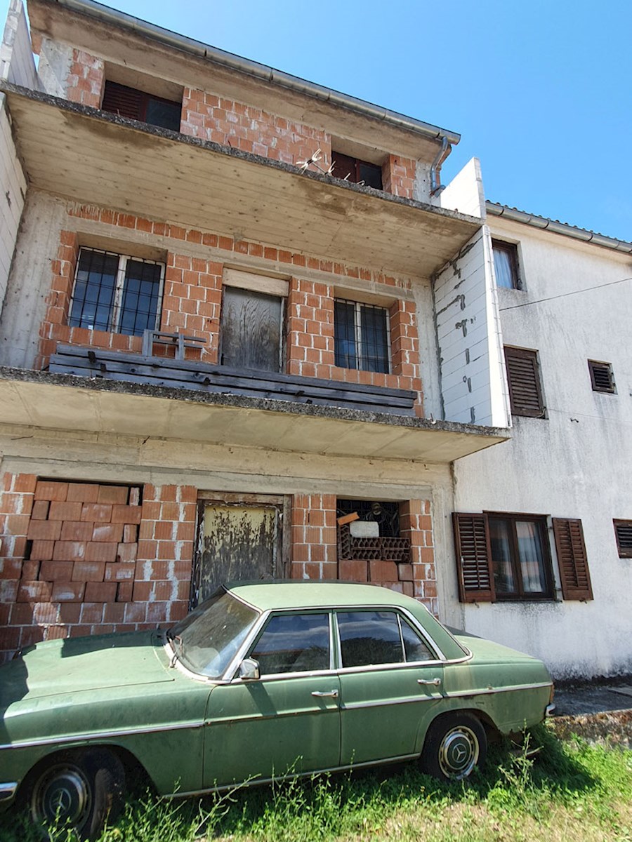 Vendita casa a schiera, Nova Vas (2 km), 201 m², cortile ca. 100 m² (KOP-773-2)