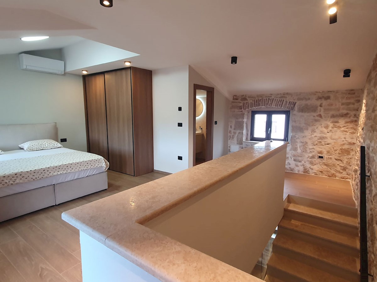 Vendita, Kaštelir, Casa in pietra bifamiliare ristrutturata con piscina, KOP-779