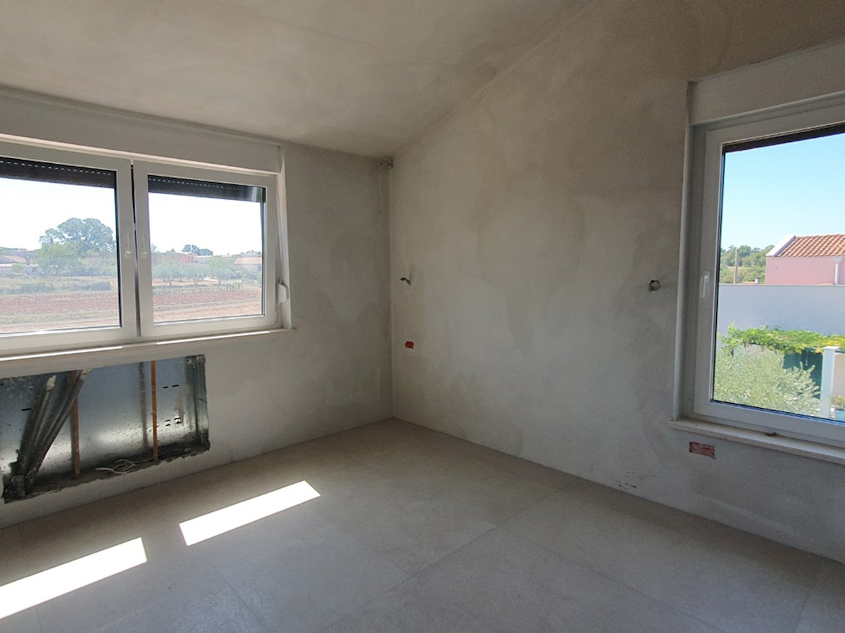 KOP-747, Nuova Villa di 219 m², con Piscina, in posizione tranquilla, a 7 km da Parenzo