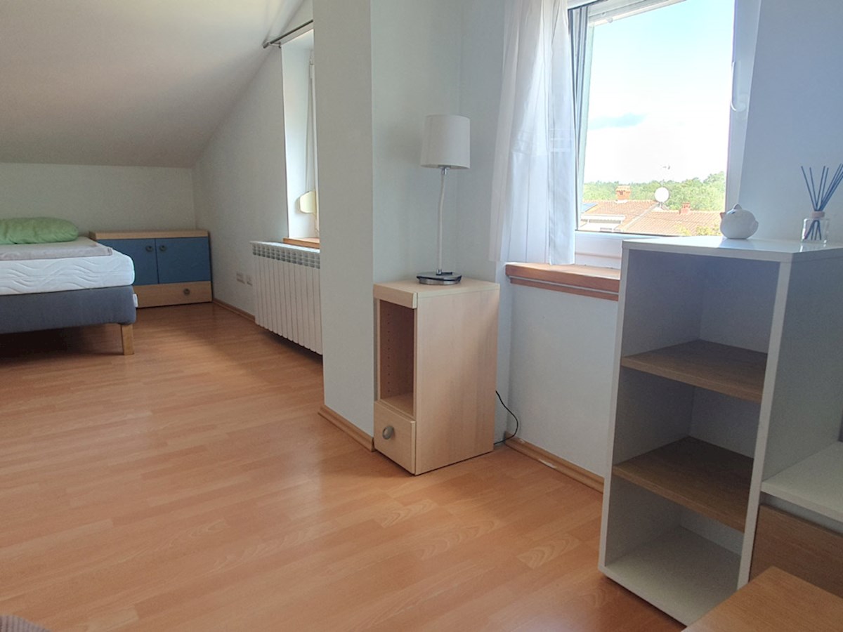 SO-364, POREČ, 4 km, appartamento su due piani di 116 m² con quattro camere da letto e due bagni