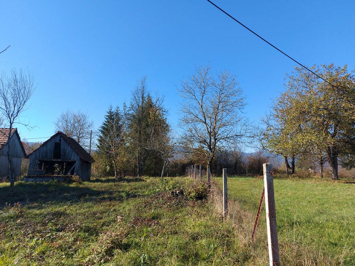 In vendita, zona di Vrbovsko – Casa da ristrutturare, possibilità di ulteriore costruzione, vista panoramica GK-001