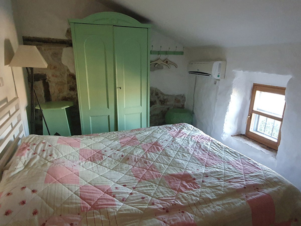 KOP-631 Casa a schiera in pietra attentamente ristrutturata in un idilliaco villaggio istriano vicino a Poreč.