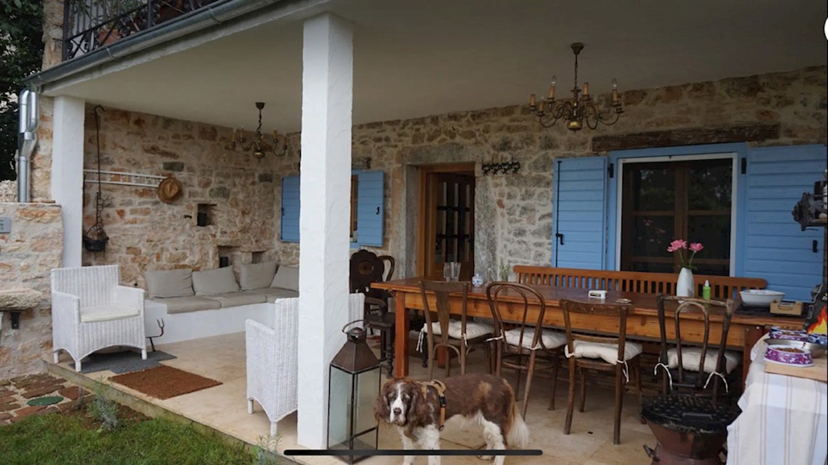KOP-631 Casa a schiera in pietra attentamente ristrutturata in un idilliaco villaggio istriano vicino a Poreč.