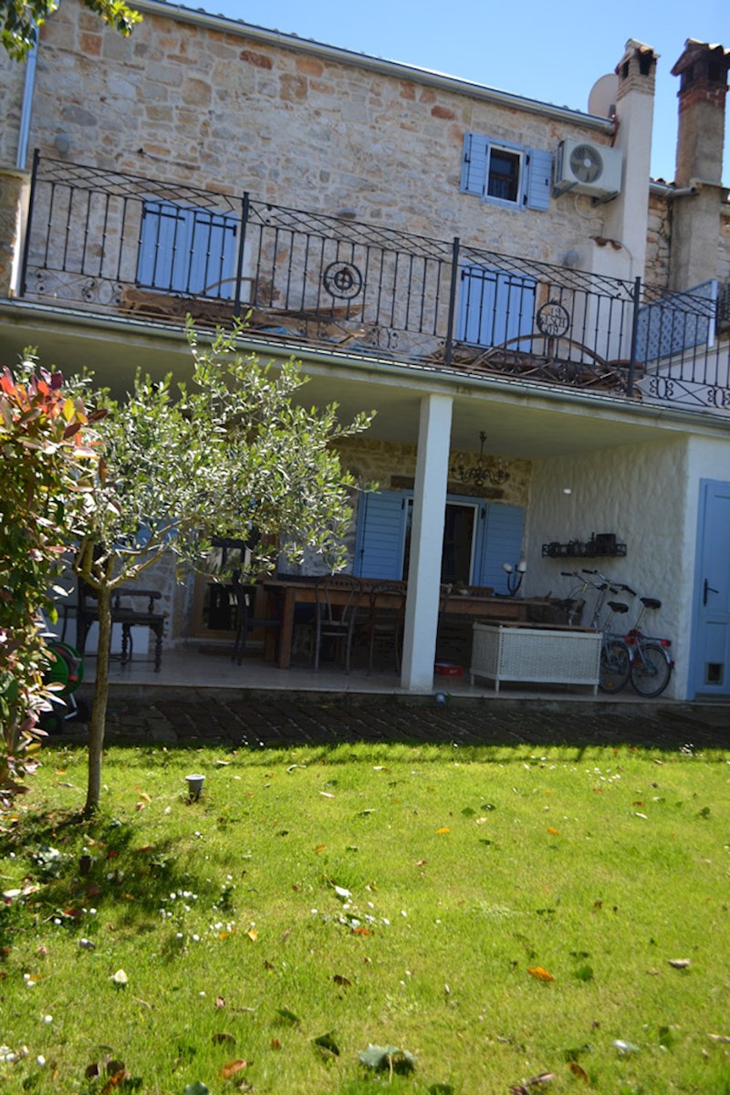 KOP-631 Casa a schiera in pietra attentamente ristrutturata in un idilliaco villaggio istriano vicino a Poreč.