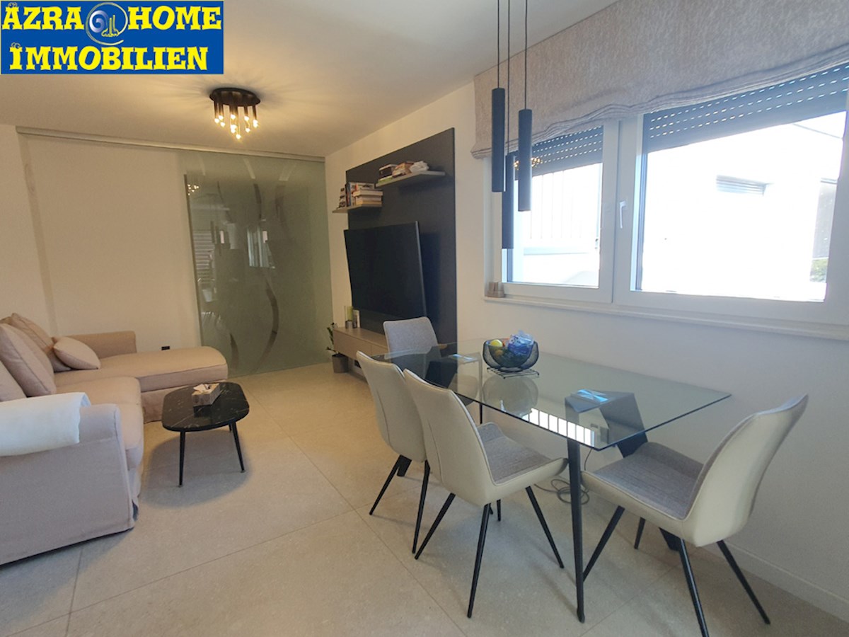 SP-414, POREČ – CENTRO, appartamento nuovo e arredato 61,50 m² (54,62 m² + terrazza 6,88 m²), due camere da letto + soggiorno, in edificio con ascensore