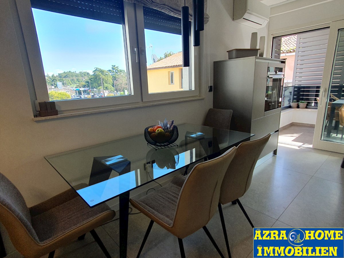 SP-414, POREČ – CENTRO, appartamento nuovo e arredato 61,50 m² (54,62 m² + terrazza 6,88 m²), due camere da letto + soggiorno, in edificio con ascensore