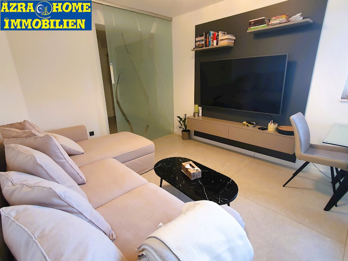 SP-414, POREČ – CENTRO, appartamento nuovo e arredato 61,50 m² (54,62 m² + terrazza 6,88 m²), due camere da letto + soggiorno, in edificio con ascensore